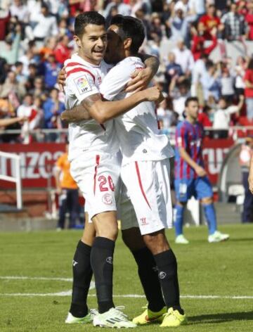 Alegría por el gol 1-0 de Vitolo