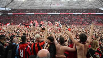 Los aficionados del Bayer Leverkusen invadieron en masa el césped del BayArena tas finalizar el encuentro y celebrar el primer título en la Bundesliga de su equipo.