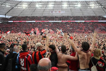 Los aficionados del Bayer Leverkusen invadieron en masa el césped del BayArena tas finalizar el encuentro y celebrar el primer título en la Bundesliga de su equipo.