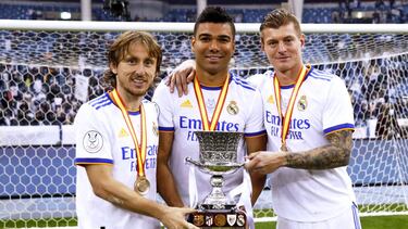 Casemiro, flanqueado por Modric y Kroos, sostiene la Supercopa de España conquistada por el Real Madrid en enero en Riad (Arabia Saudí).