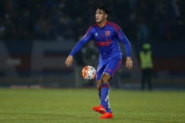 El jugador de Universidad de Chile, Luciano Monzon  controla el balon contra San Luis durante el partido amistoso en el estadio Nacional de Santiago, Chile.