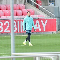 Valverde protege a Yuri y Berenguer en Lezama