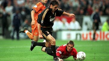 Raúl, con la camiseta negra en la final de Champions contra el Valencia.