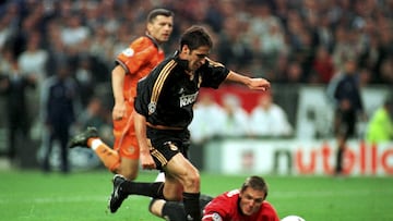 Raúl, with the black shirt in the Champions League final against Valencia.