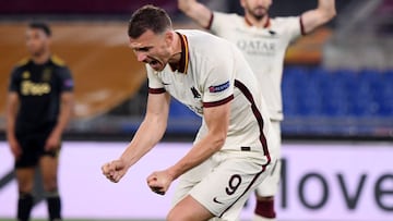 Soccer Football - Europa League - Quarter Final Second Leg - AS Roma v Ajax Amsterdam - Stadio Olimpico, Rome, Italy - April 15, 2021 AS Roma's Edin Dzeko celebrates scoring their first goal REUTERS/Alberto Lingria