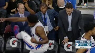 Embiid se volvió loco por no jugar la prórroga: pateó la silla