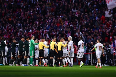 Bayern Múnich y el Leverkusen, vigente campeón de Alemania, se saludaban antes del silbatazo inicial. 
