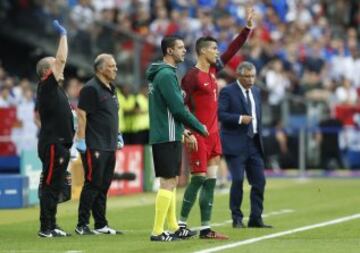 Cristiano pide volver al partido tras ser atendido en la banda. 