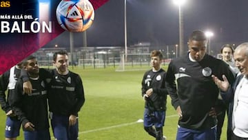 Xavi observa, divertido, a Ro-Ró recibir órdenes cuando militaban juntos en el Al-Sadd catarí.