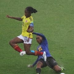 Linda Caicedo deja la cancha con molestia