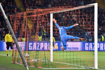 El guardameta brasileño, titular habitual con la canarinha, es un seguro bajo palos y la fortaleza de la Roma empieza en su seguridad bajo palos. Héroe en la primera jornada de la Champions ante el Atlético de Madrid y en la ida de octavos evitó una mayor goleada del Shaktar.