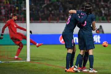 Los jugadores del Atlético celebran el 1-2 de Saúl.