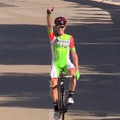 Tonelli gana una accidentada etapa y Siutsou sigue al frente