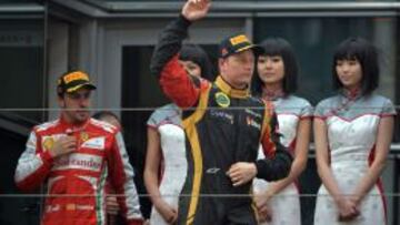 Raikkonen habla con Fernando Alonso.