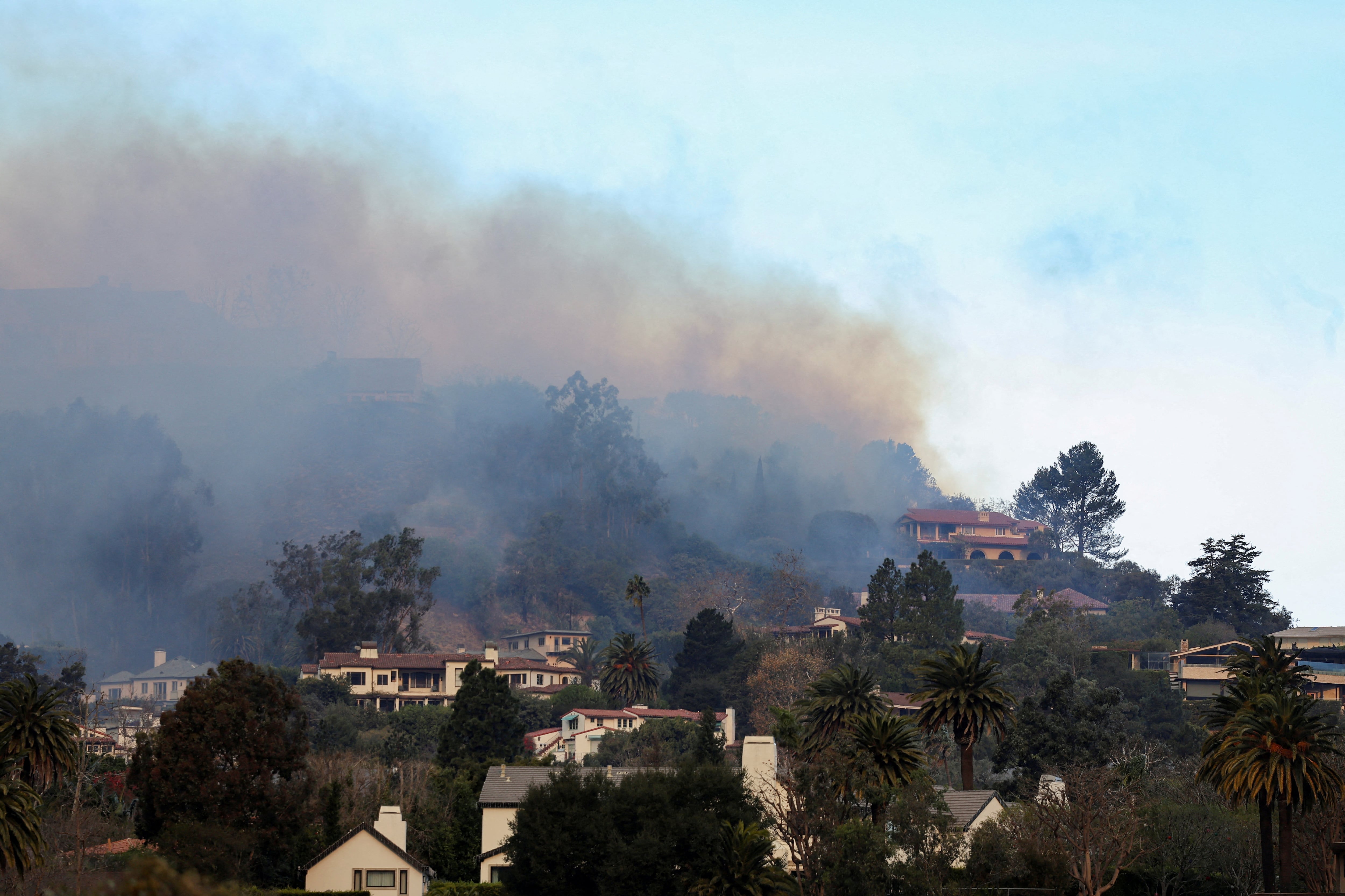 La aterradora toma aérea del incendio en Los Ángeles que muestra los daños