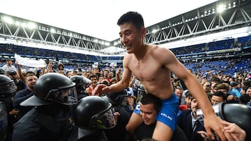 Wu Lei sale a hombros del partido del 18 de mayo entre el Espanyol y la Real Sociedad.