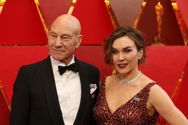 La historia de Patrick Stewart y Sunny Ozell comenzó en 2008, cuando se conocieron en un restaurante de Nueva York. Sunny trabajaba como camarera en ese momento, y Patrick estaba en la ciudad protagonizando una obra de teatro. Su conexión fue inmediata, y tras varios años de relación, se casaron en 2013.

Sunny Ozell es una cantante y compositora de jazz, originaria de Nevada, EE.UU.. Ha lanzado varios álbumes y ha construido una carrera musical independiente. Patrick, por su parte, ha hablado en varias ocasiones sobre lo especial que es su relación con Sunny, destacando su inteligencia y talento.

A pesar de la diferencia de edad de 38 años, han demostrado ser una pareja estable y feliz. Su boda tuvo un pequeño contratiempo, ya que el actor Ian McKellen, quien ofició la ceremonia, no tenía credenciales válidas en Nevada, por lo que tuvieron que repetir la boda en Los Ángeles.
