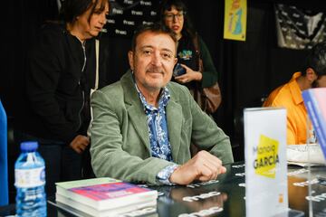 El cantautor y compositor, Manolo Garc¨ªa, durante la firma de uno de sus ejemplares.