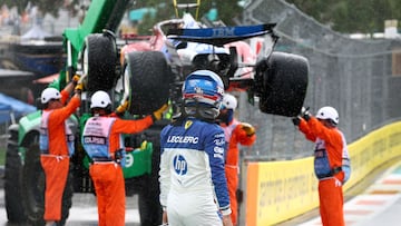 Leclerc mira el Ferrari estrellado en el esprint del GP de Miami de F1.