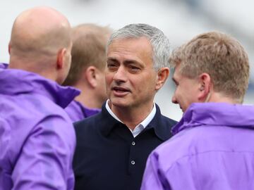 El entrenador portugués saltó a ver el terreno de juego del London Stadium y conversaba con sus ayudantes en el Tottenham Hotspur.