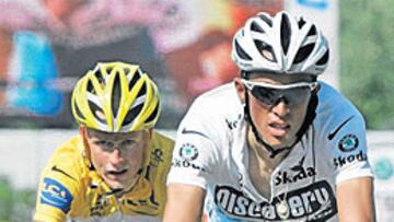 <b>A RUEDA. </b>Alberto Contador no consiguió despegar ayer a Rasmussen. Pero aún falta montaña.