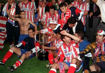 10/04/96. Final Copa del Rey. Estadio de La Romareda. Atlético de Madrid-Barcelona. Los rojiblancos celebrando el título de Copa.