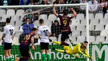 Gol de Joni Montiel, del Levante, contra el Racing en El Sardinero.
