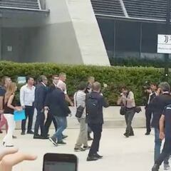 Locura total entre los tifosi y "Siuuuu" a coro a la salida de Cristiano del reconocimiento