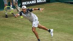 El tenista alem&aacute;n Jan-Lennard Struff devuelve una bola ante Karen Khachanov durante su partido en el torneo de Halle de 2019.