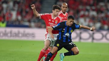 Lisbon (Portugal), 29/11/2023.- Benfica's Joao Neves (L) in action against Inter Milan's Alexis Sanchez during the UEFA Champions League group stage soccer match between SL Benfica and Inter Milan in Lisbon, Portugal, 29 November 2023. (Liga de Campeones, Lisboa) EFE/EPA/ANTONIO COTRIM
