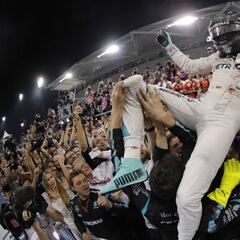 Rosberg takes Formula One title from Hamilton