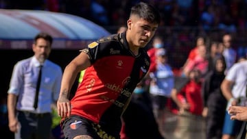 El joven talento del Sabalero medita una posible mejora de contrato en su actual club pero también sabe del interés de Boca tras la llamada de Riquelme.