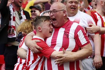 El f迆tbol es tan grande que a veces hace llorar de pena y otras muchas, de alegr赤a. Es el caso de la imagen que ilustra estas l赤neas, en la que dos seguidores del Sunderland celebran el triunfo de su equipo (2-0) ante el Wycombe Wanderers, en el partido de los playoff finales de la Sky Bet League One, la Tercera Divisi車n inglesa.