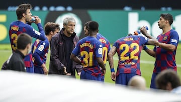 PONTEVEDRA, SPAIN - JUNE 27: (L-R) Gerard Pique of FC Barcelona, Riqui Puig of FC Barcelona, coach Quique Setien of FC Barcelona, Ansu Fati of FC Barcelona, Lionel Messi of FC Barcelona, Arturo Vidal of FC Barcelona, Luis Suarez of FC Barcelona during the