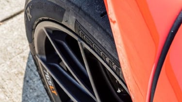 ¿En qué eje del automóvil se deben colocar dos llantas nuevas?
