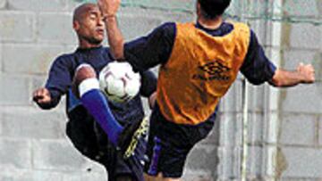 <b>SUSTO EN EL ÚLTIMO ENTRENAMIENTO</B>. Marcelo Romero se llevó ayer un golpe justo entre el hombro y la clavícula derecha.