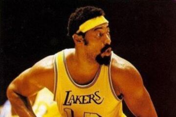 Wilt Chamberlain ganó dos títulos de la NBA. aunque también practicó voleibol. 