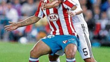 Agüero pelea por un balón.