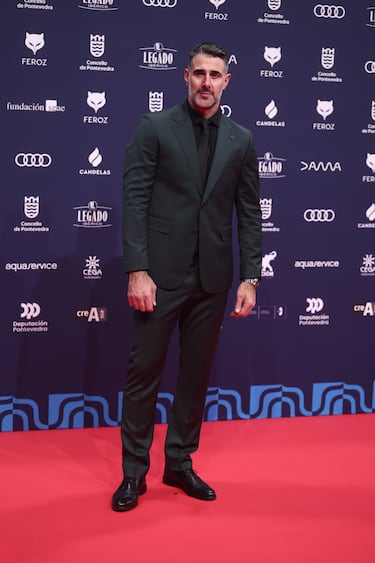 El humorista David Amor posa en la alfombra roja de los Premios Feroz 2026, en el Pazo da Cultura, en Pontevedra, Galicia. 