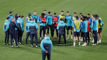 RIAD, 14/01/2023.- El entrenador del FC Barcelona Xavi Hernández (c) dirige un entrenamiento de este sábado en Riad (Arabia Saudí), en la víspera de la final de la Supercopa de España contra el Real Madrid. EFE/ Juan Carlos Cárdenas
