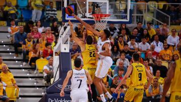 Walter Tavares tapona una entrada de Ethan Happ.