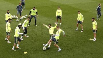 Kroos disputa un balón en el entrenamiento del viernes.