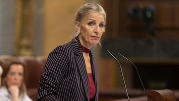 La vicepresidenta segunda y ministra de Trabajo, Yolanda D¨ªaz, interviene durante un pleno en el Congreso de los Diputados, a 20 de junio de 2024, en Madrid (Espa?a). El Pleno del Congreso de los Diputados debate y vota hoy dos decretos leyes sobre la reforma del subsidio por desempleo y el programa de descuentos de hasta el 90% en transporte para j¨®venes en el verano de 2024, respectivamente. Ambos decretos est¨¢n en vigor, pues se publicaron en el Bolet¨ªn Oficial del Estado (BOE) el 22 de mayo en el caso del subsidio por desempleo y el 5 de junio en el caso del Programa Verano Joven. Pero ahora, el Congreso decide hoy si valida o deroga las normas impulsadas por el Gobierno.
20 JUNIO 2024;PLENO;CONGRESO;DESEMPLEO;AYUDAS;TRANSPORTE;JOVENES
Eduardo Parra / Europa Press
20/06/2024