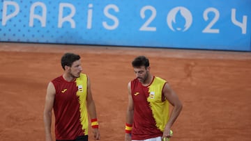 PARIS, 26/07/2024.- El dueto español, formado por Marcel Granollers (d) y Pablo Carreño (i), durante un entrenamiento ante sus compañeros, Rafa Nadal y Carlos Alcaraz, en el marco de los Juegos Olímpicos de París 2024, este viernes en la pista Phillipe Chatrier de Roland Garros. Nadal, con el muslo derecho vendado por sus molestias en el aductor derecho, saltó a la pista e inició el entrenamiento previsto, en compañía de Alcaraz. EFE/ Kiko Huesca
