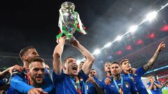 jugadores de Italia festejan con la Eurocopa