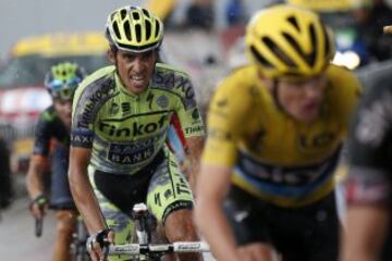 Alberto Contador siguiendo la estela del maillot amarillo, Chris Froome.