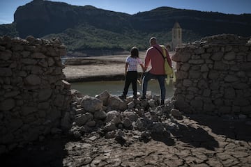 La gran sequía que sufre toda la península ha dejado al descubierto algunos tesoros. En el pantano de Sau, que ahora está al 30% de su capacidad, ha emergido el antiguo pueblo sepultado de Sant Romà que quedó inundado tras la construcción del pantano en 1963.