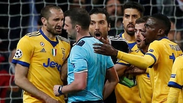 Los jugadores de la Juventus, reclamando al &aacute;rbitro durante un partido.