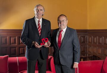 Premio decenio 1967-1977. Jos¨¦ ??ngel Iribar, portero del Athletic Club, jug¨® en 49 ocasiones con la camiseta de la seleccion espa?ola. Bati¨® el record de Ricardo Zamora con 46 internacionalidades y Arconada le supero en 1983. En la im¨¢gen con Alfredo Rela?o, director de As.