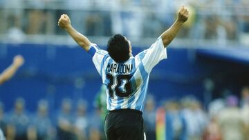 Diego Armando Maradona festeja un gol con la Selecci&oacute;n de Argentina